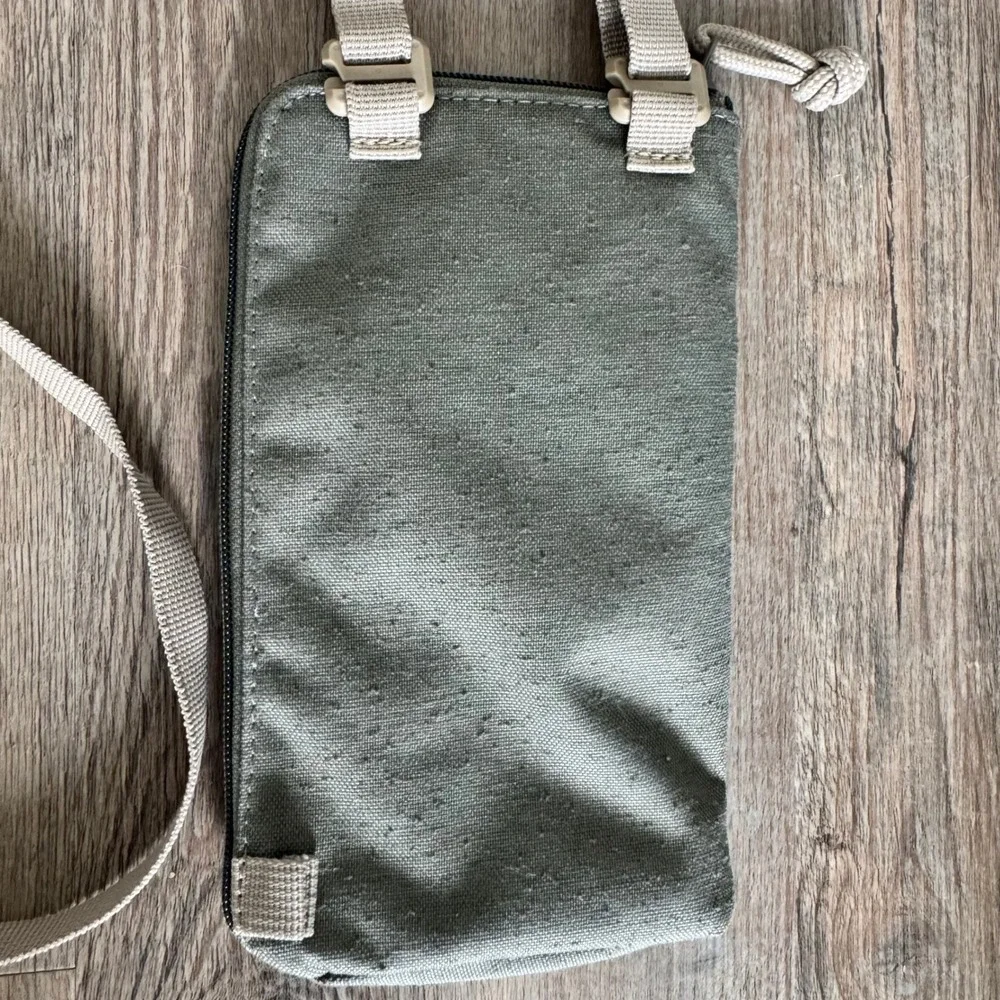 Dakine Sage Green Canvas Travel Neck Hall Pass Zip Around Wallet Crossbody